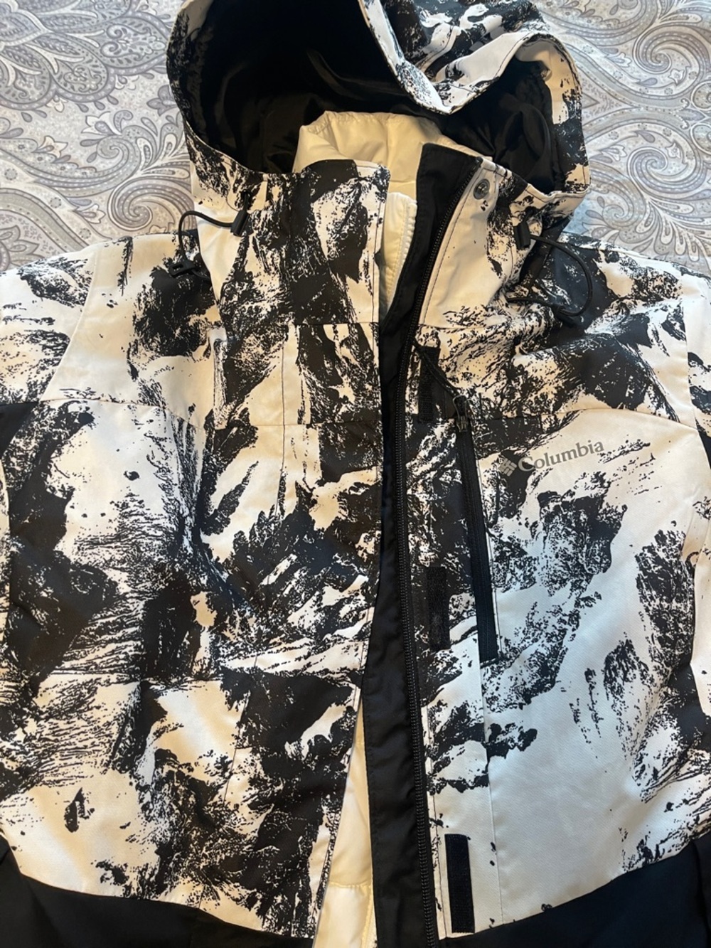 Columbia Women’s Black & White Abstract Print Ski Jacket - Picture 7 of 9